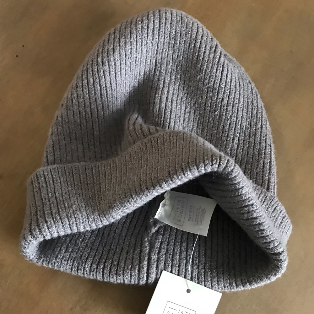New with tag. Basic knit rubbed cuff beanie grey